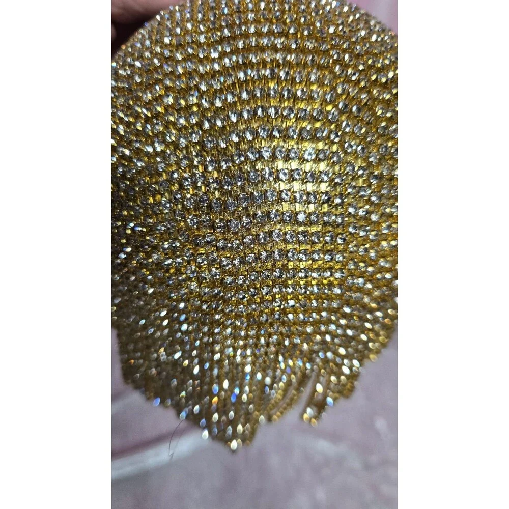 Unbranded clasp closure